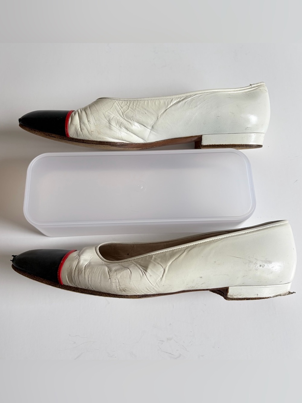 CHANEL Vintage White Leather Ballet Flats with Navy Cap Toe and Red Trim - Picture 5 of 9